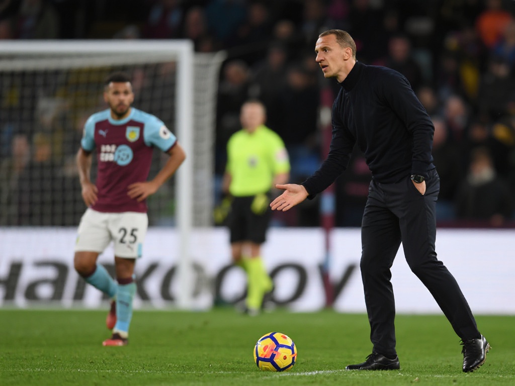 英超惨遭5连败:48岁范尼如何在危机中幸存? 五连败的战术困局
英超的激烈竞争使得任